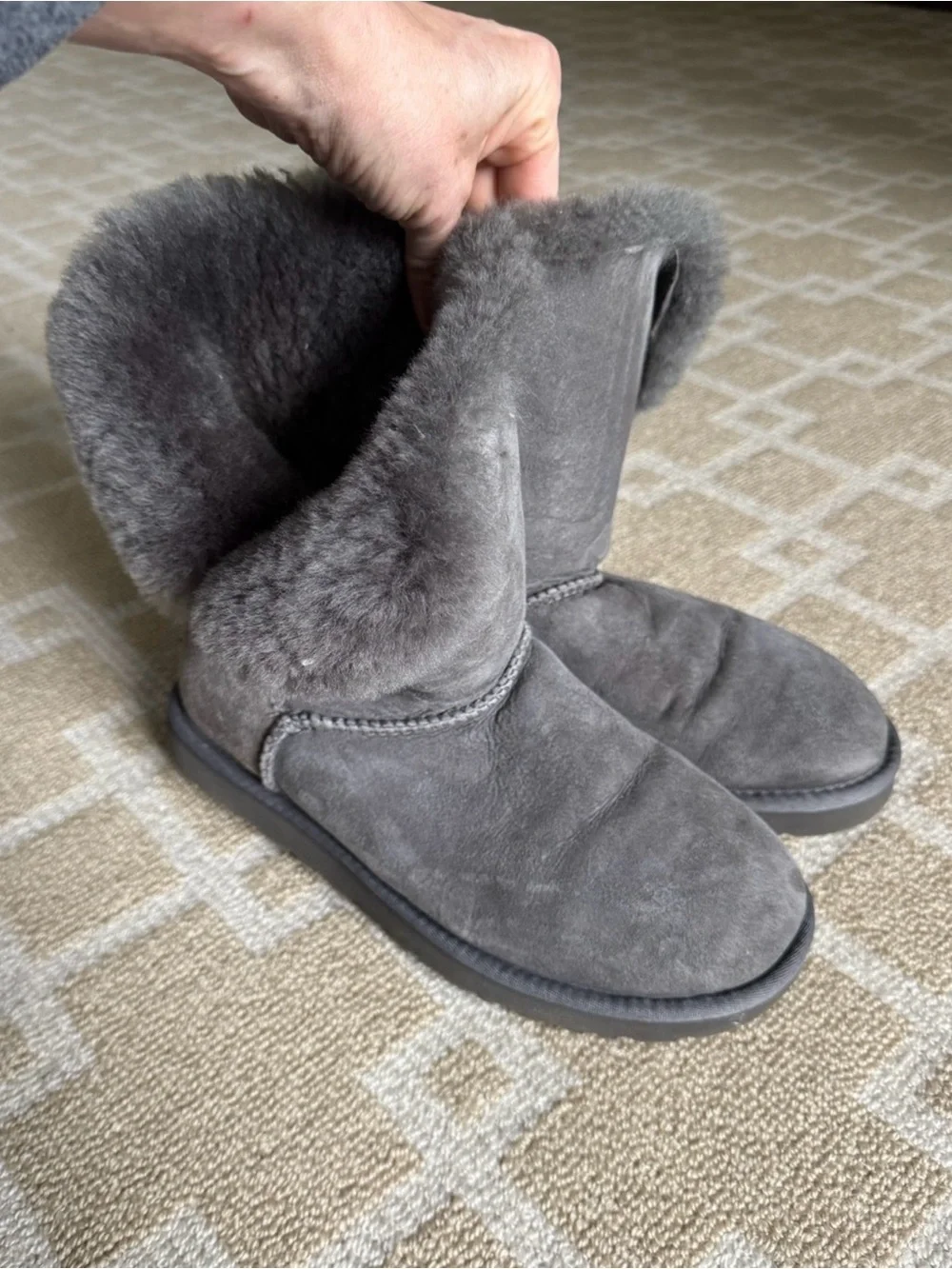 UGG Bailey Button II Shearling Boots Gray Suede Fur Lined Cozy Lounge Size 9